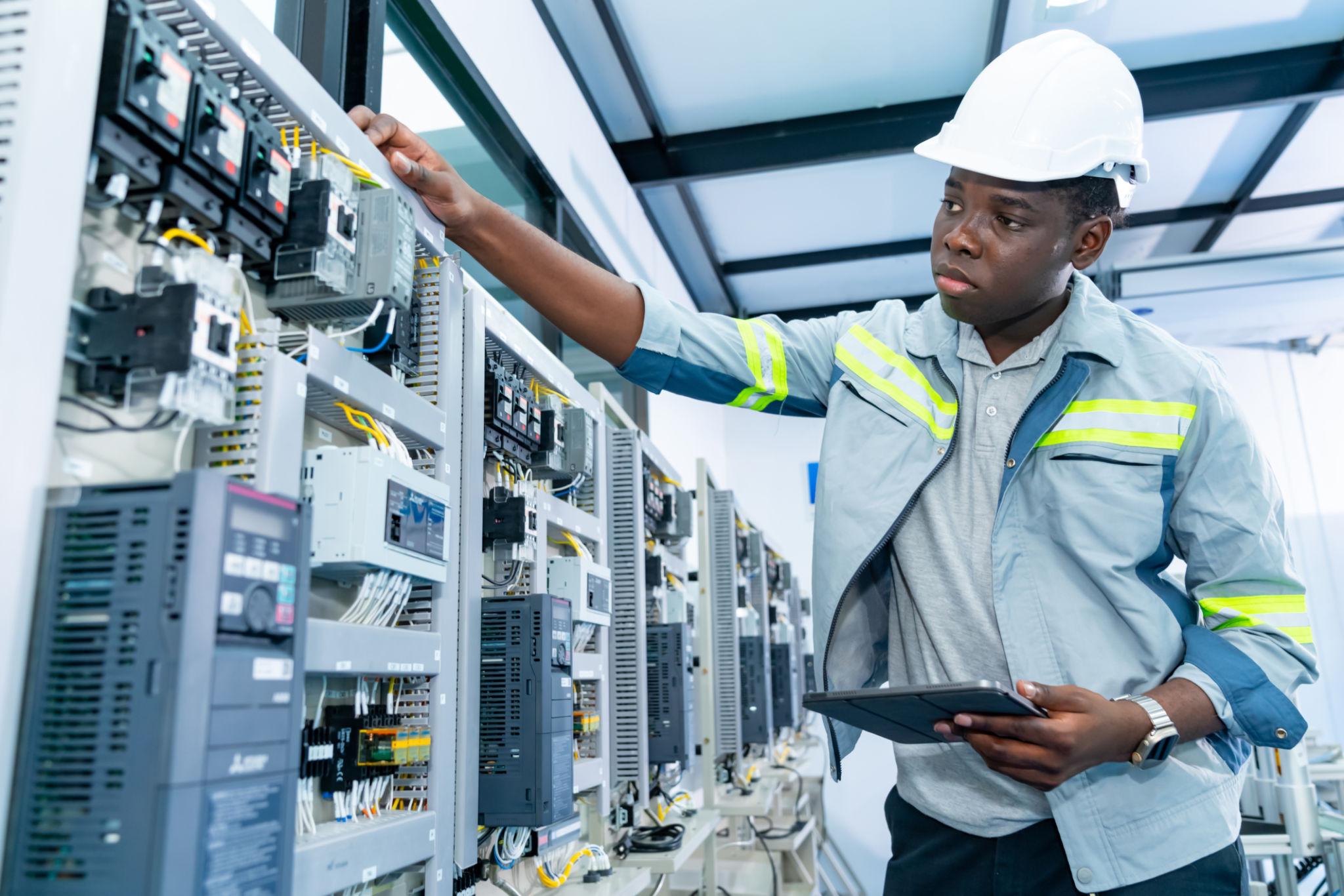 Technicien intervenant sur une installation électrique